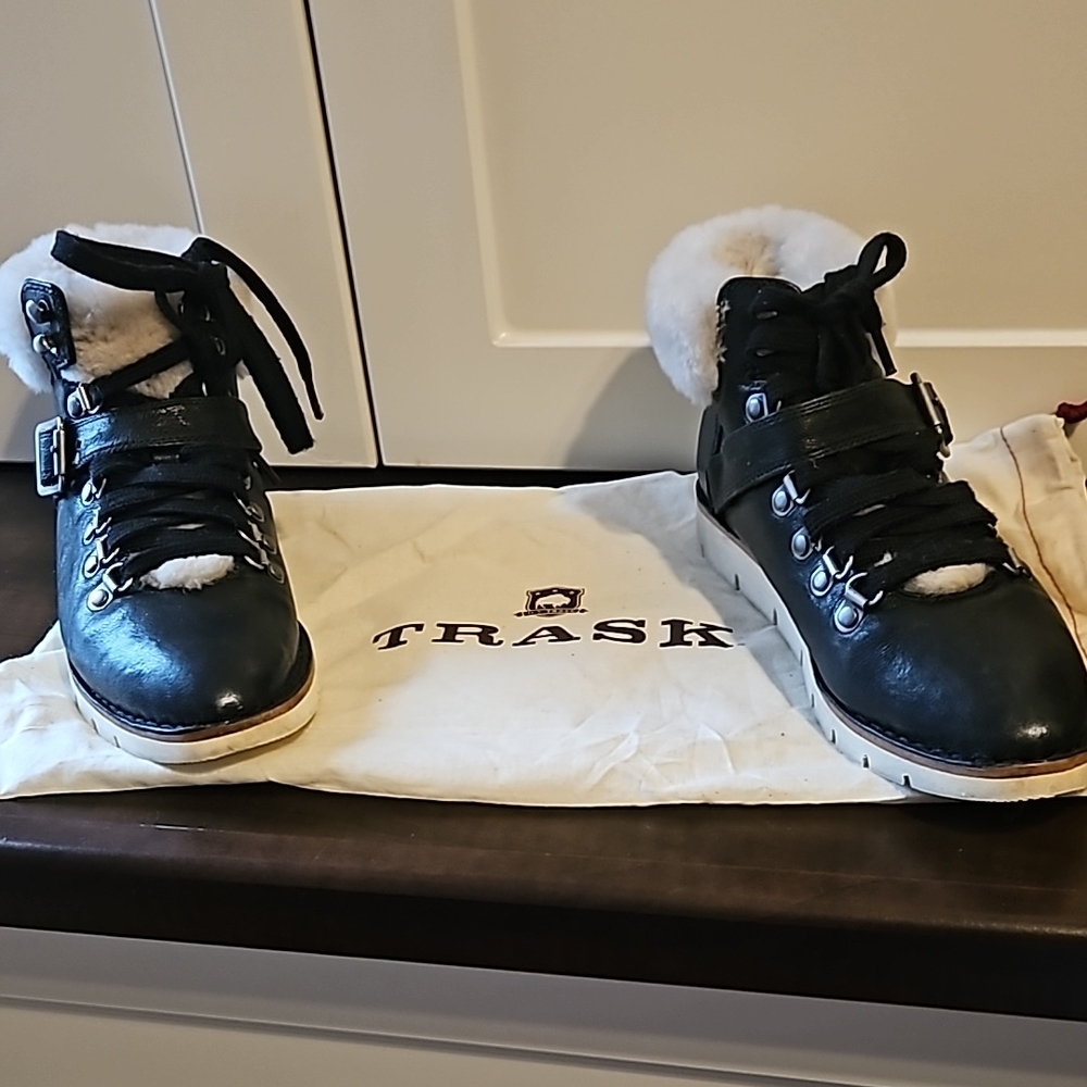 Trask winter black ankle boots. Fake  white fur trim